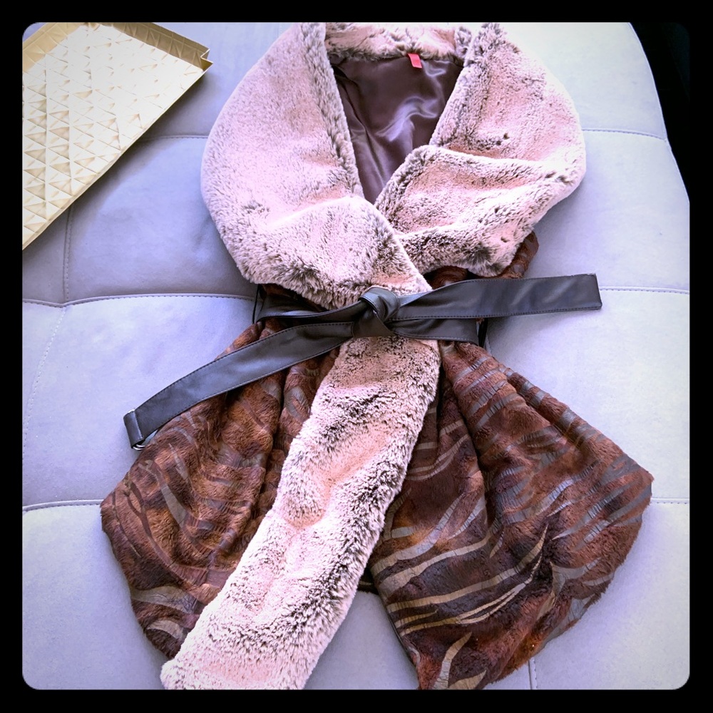 Sleeveless jacket/sweater. Like new. Very comfy